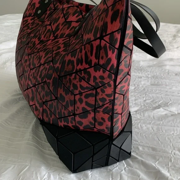 PATRIZIA LUCA Tote Bag Two-Tone Cheetah Red Matte Black Slanted Square Geometric - Picture 4 of 16